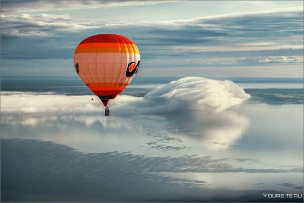 Воздушный шар на рассвете