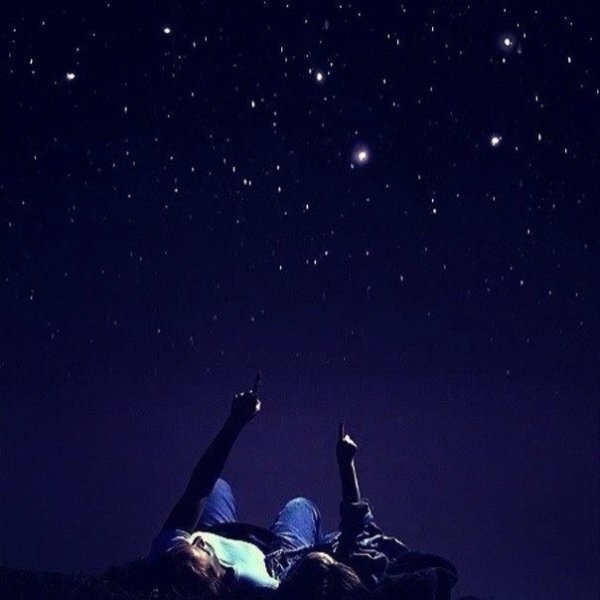 Девушка под звездным небом