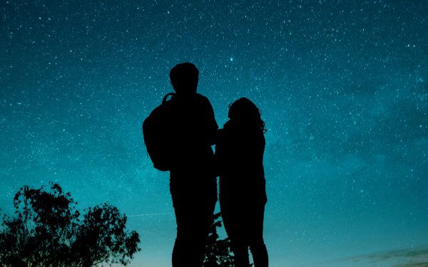 Пара на фоне звездного неба