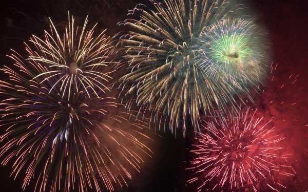 Салют в ночном небе