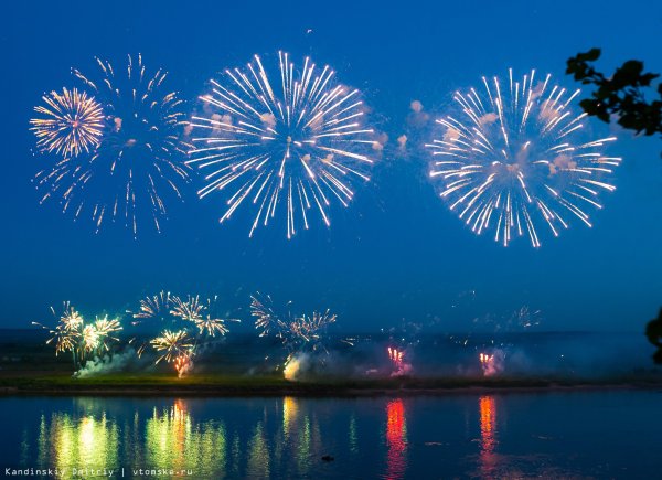 Салют в ночном небе