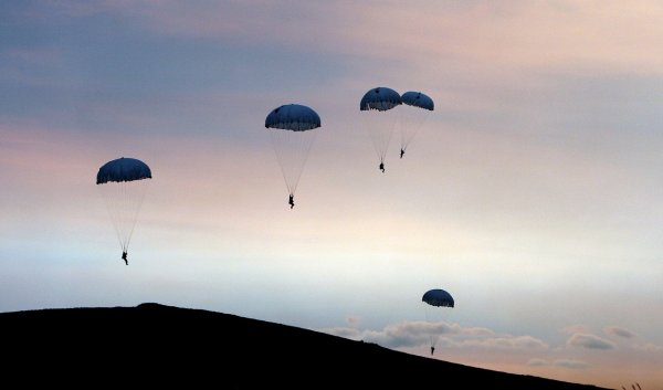 Небо с парашютами ВДВ