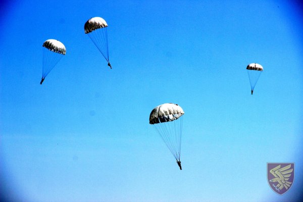 Десантник с парашютом