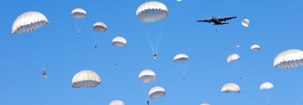 Небо с парашютистами и самолетом