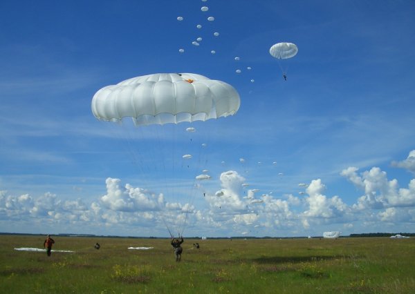 Парашютисты в небе