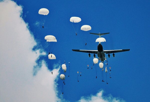 Самолет десантников