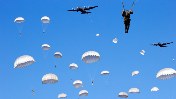 Небо с парашютистами и самолетом
