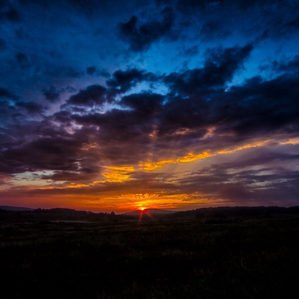 Небо с лучами солнца