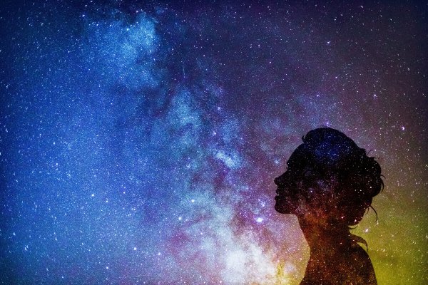 Девушка на фоне космоса