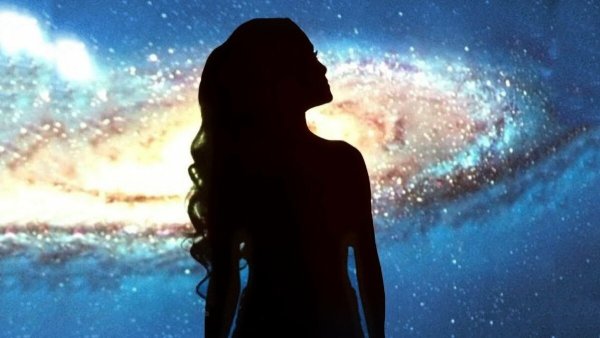 Девушка на фоне звезд