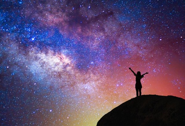 Человек на фоне звездного неба