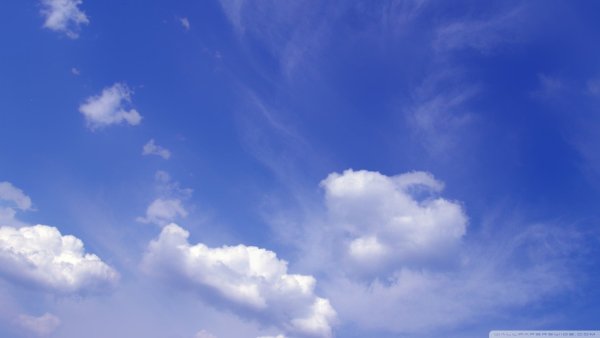 Голубое небо с белыми облаками