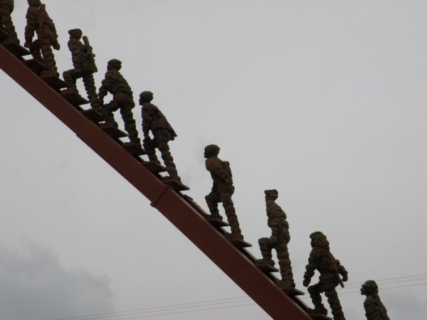 Памятник солдаты уходят в небо