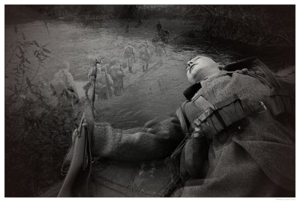 Солдат молится