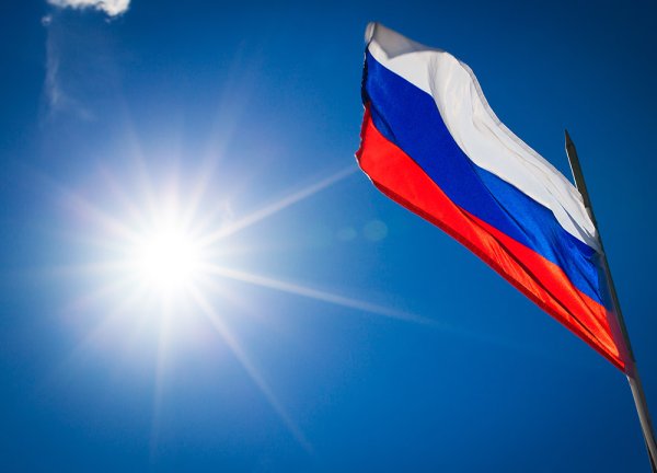 Российский флаг в небе