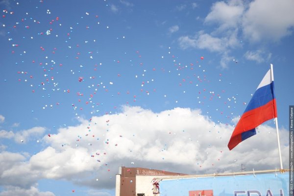 Российский флаг в небе