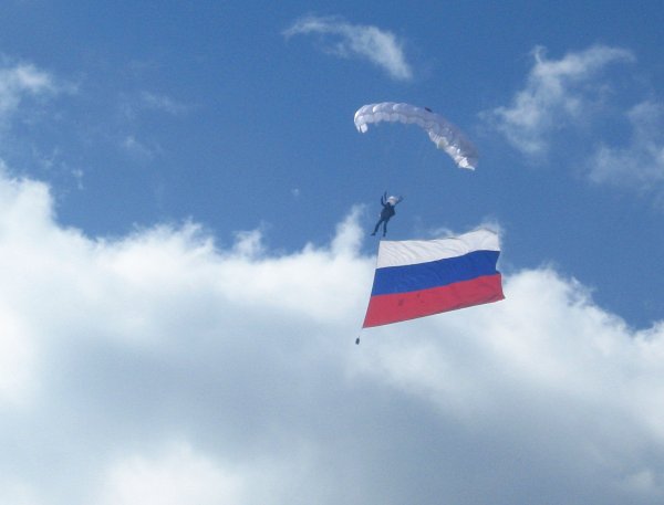 Российский флаг в небе