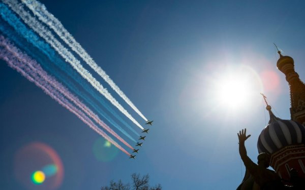 Флаг России в небе