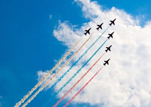 Дети с флажками России