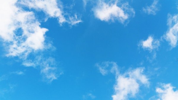 Голубой фон с облаками