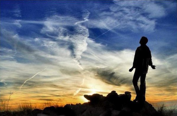 Человек уходящий в небо