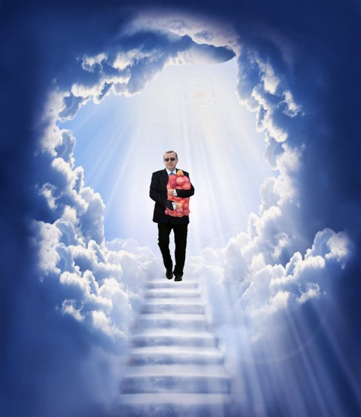 Человек идет по небу