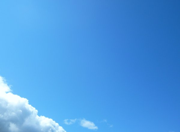 Чистое небо с облаками