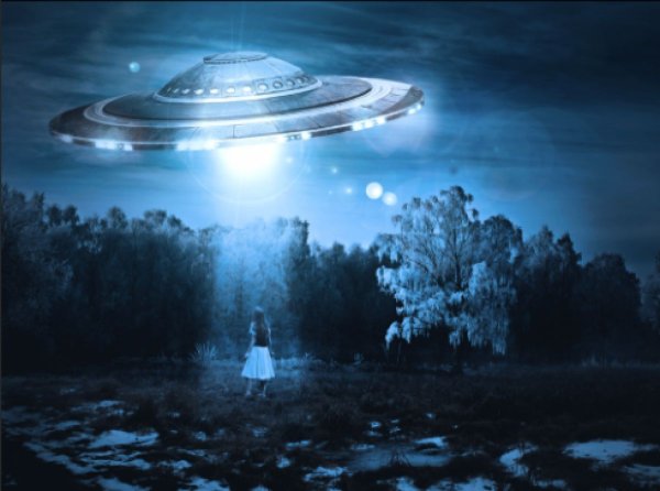 НЛО похищает