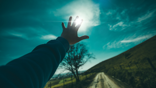 Рука тянется к небу