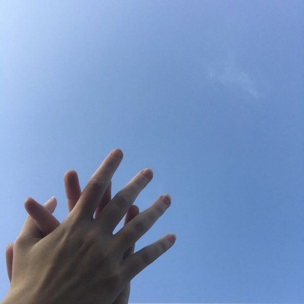 Парень держит девушку за руку