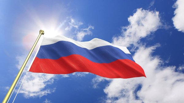 Флаг России на фоне неба