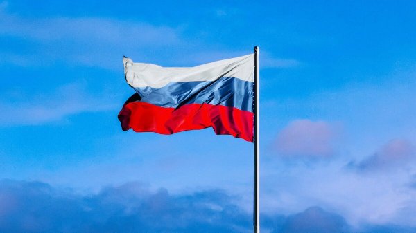 Российский флаг развевается