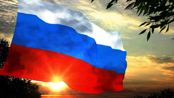 Флаг России на фоне неба