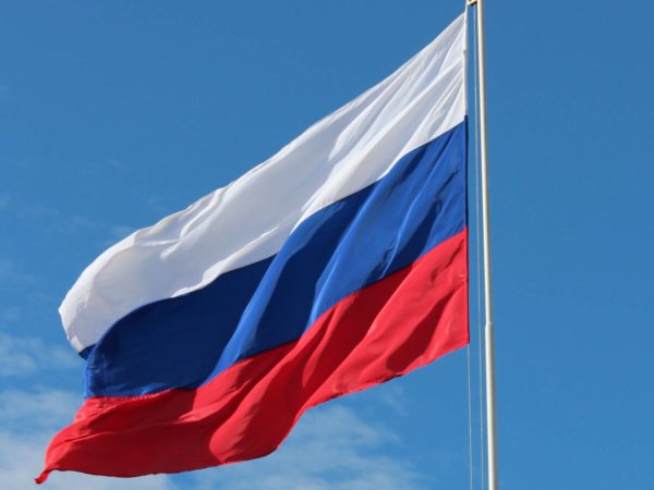 Российский флаг развивающийся