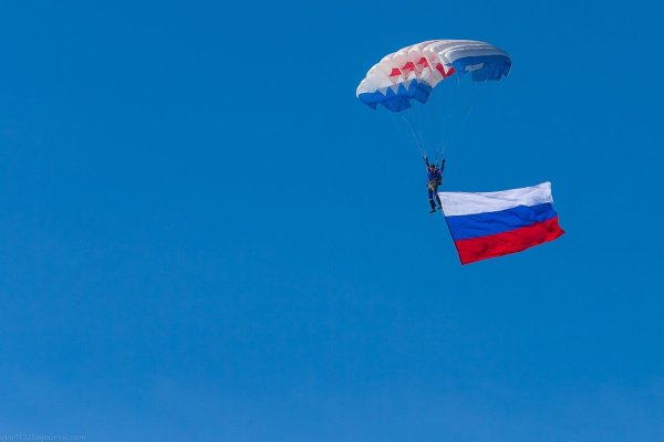 Российский флаг в небе