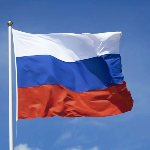 Российский флаг на флагштоке