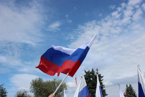 Знамя Триколор в России