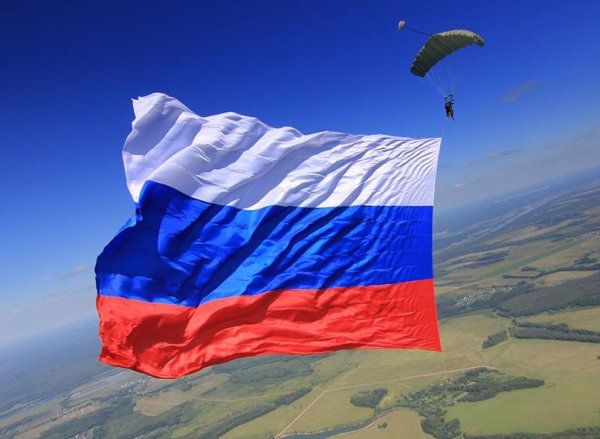 Небо в цветах российского флага