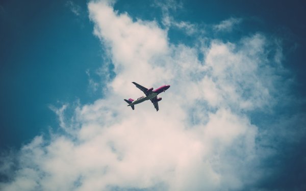 Самолёт улетает в небо