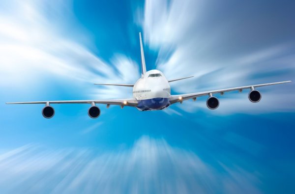 Голубое небо с самолетом