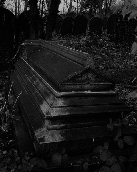 Девушка у могилы солдата