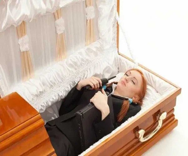 Гроб на белом фоне