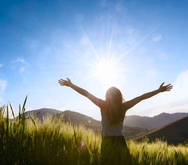 Рука тянется к небу