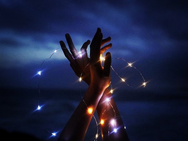 Девушка с распахнутыми руками