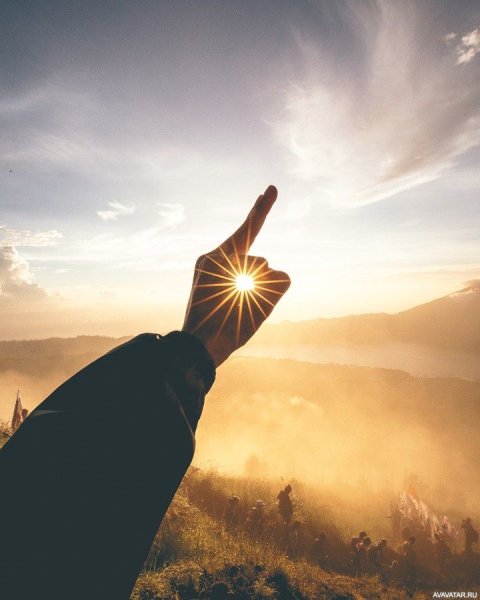 Счастливая девушка на закате