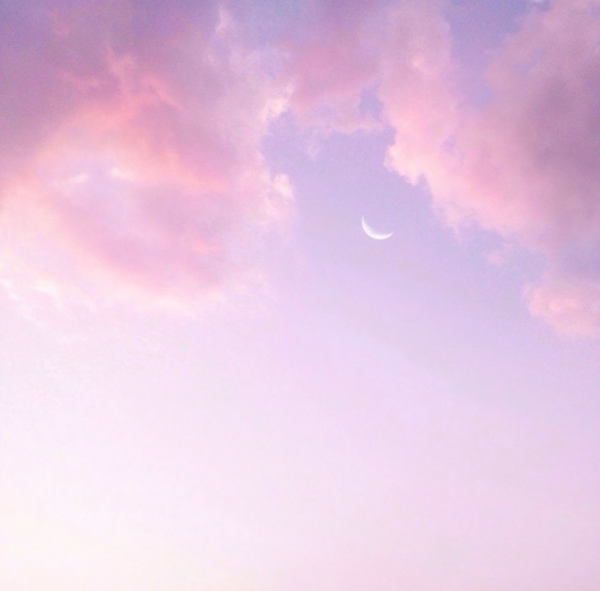 Розовое небо с облаками