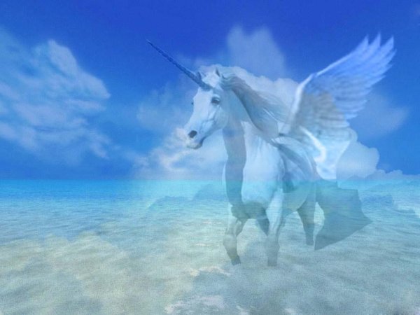 Единорог с крыльями на облаке