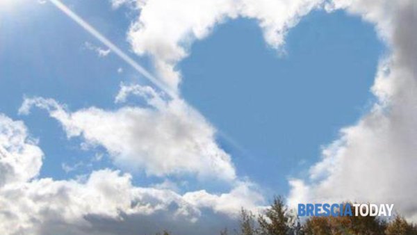 Голубое небо с облаками
