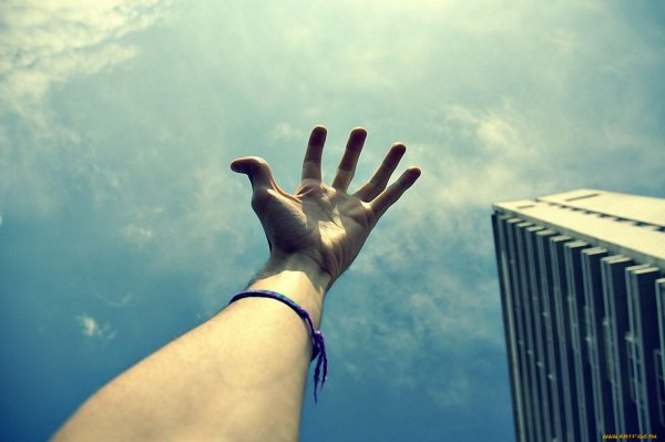 Рука тянется к небу