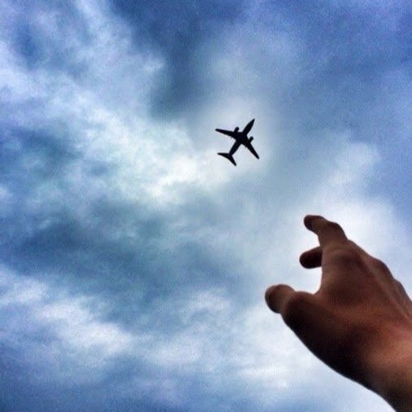 Человек летает в облаках